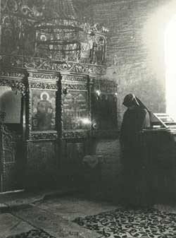 Monk-in-church_2 جبل آثوس أيّ الجبل المقدّس Aγιον Oρος