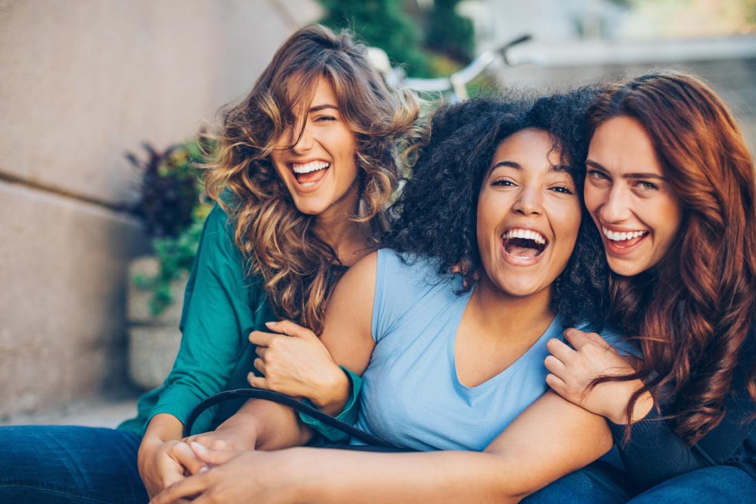three-female-friends لمحاربة الكآبة والعزلة عند المراهقين .... وخصوصاً الفتيات⁉
